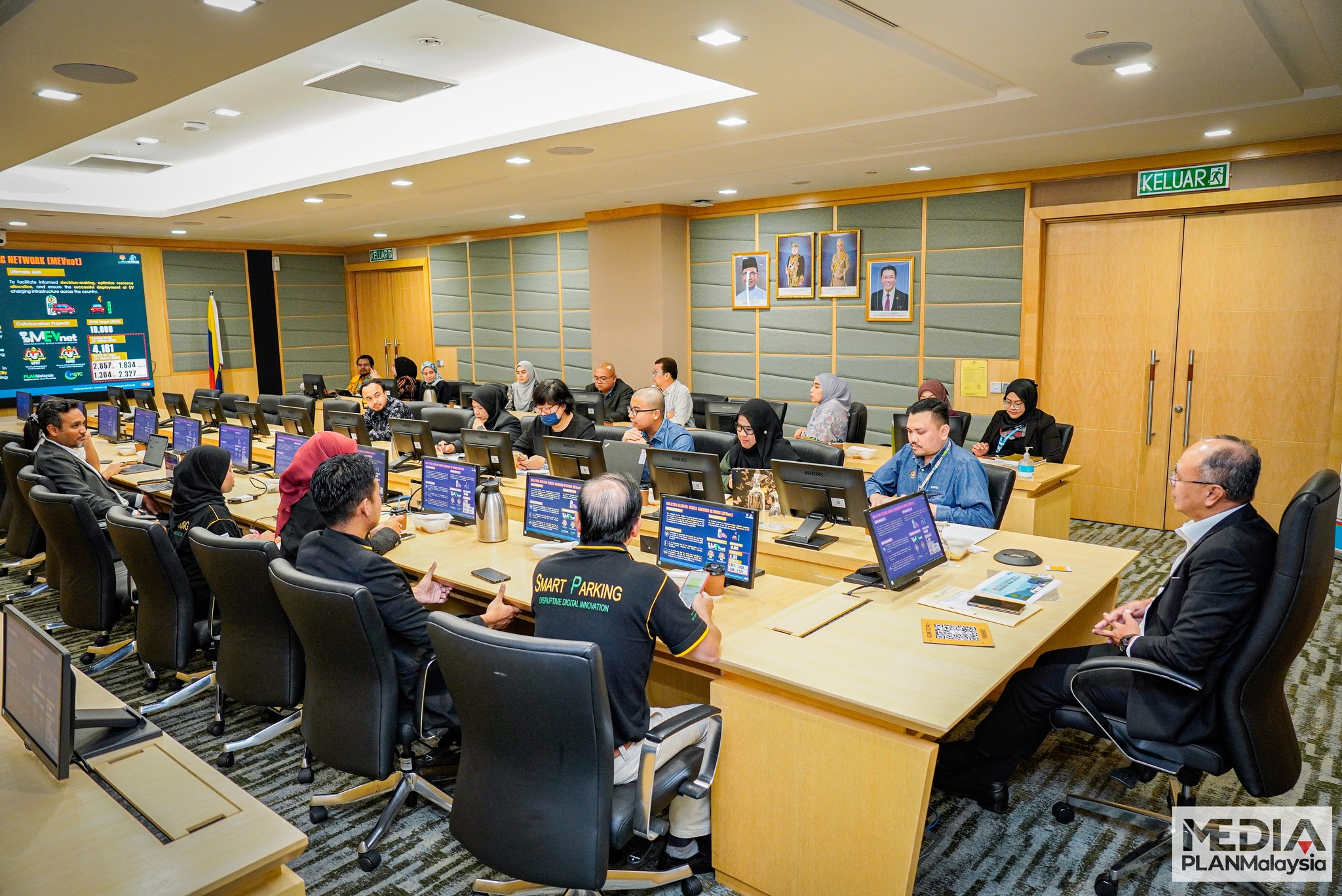 Over 20 people attended the briefing session